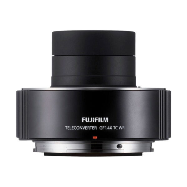 Fujifilm_GF_1_4X_TC_WR_telejatke_002 Fujifilm GF 1.4X TC WR -telejatke kameran objektiivin lisävaruste näkyy edestä, ja siinä on musta lieriömäinen muotoilu, jossa on näkyvä objektiivin kiinnitys ja tuotemerkki.