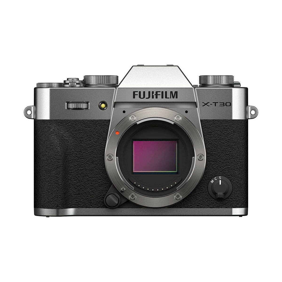 Fujifilm X-T30 II Hopea -peilittömän kameran etukuva hopeanvärisenä ja mustana, jossa näkyy objektiivin kiinnitys ilman kiinnitettyä objektiivia ja merkin logo kennon yläpuolella.
