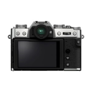 Fujifilm X-T30 II Hopea -kameran takanäkymässä näkyy sen suuri LCD-näyttö, useita ohjauspainikkeita ja valitsimia sekä elektroninen etsin tyylikkäässä hopean ja mustan värisessä rungossa.