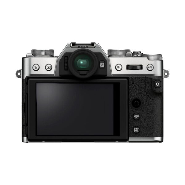 Fujifilm X-T30 II Hopea -kameran takanäkymässä näkyy sen suuri LCD-näyttö, useita ohjauspainikkeita ja valitsimia sekä elektroninen etsin tyylikkäässä hopean ja mustan värisessä rungossa.