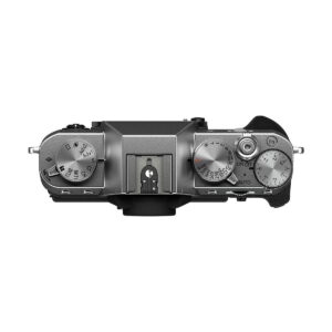 Fujifilm X-T30 II Hopea hopeanvärisenä ja mustana, jossa on säätökiekot suljinnopeudelle, valotuksen kompensoinnille, toimintatilan valinnalle ja keskitetty kuumakenkäkiinnitys.