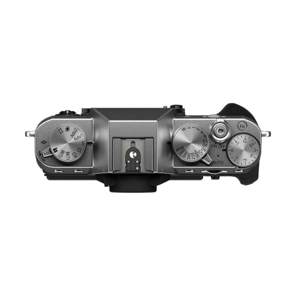 Fujifilm X-T30 II Hopea hopeanvärisenä ja mustana, jossa on säätökiekot suljinnopeudelle, valotuksen kompensoinnille, toimintatilan valinnalle ja keskitetty kuumakenkäkiinnitys.