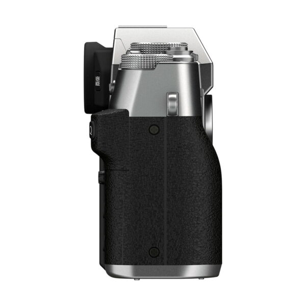 Fujifilm X-T30 II Hopea -digitaalikameran sivukuva, jossa on kuvioitu musta kahva, hopeinen yläosa ja näkyvät painikkeet vasemmalla puolella valkoista taustaa vasten.