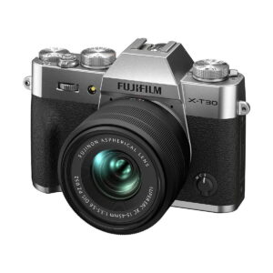 Hopeamusta ja hopeanvärinen Fujifilm X-T30 II Hopea -peilitön digitaalikamera, johon on kiinnitetty Fujinon-asfäärinen objektiivi, hieman vinossa valkoisella taustalla.