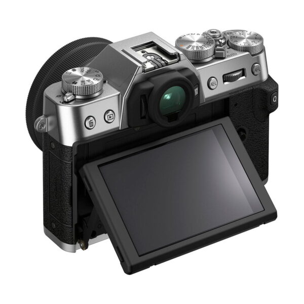 Fujifilm X-T30 II Hopea, hopean ja mustan värinen digitaalikamera, jossa on uloskäännettävä nestekidenäyttö, näkyy takaa etsimen, säätöpyörät ja kuvioitu kahva.