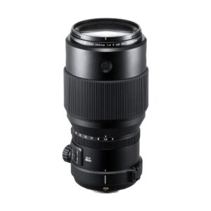 Fujifilm Fujinon GF 250mm f/4 R LM OIS WR -objektiivi, jossa on musta viimeistely, näkyvä etulasi, kuvioitu tarkennusrengas ja jalustan kaulus, näkyy valkoista taustaa vasten. Objektiivin merkinnät osoittavat, että kyseessä on 250mm f/4-teleobjektiivi.