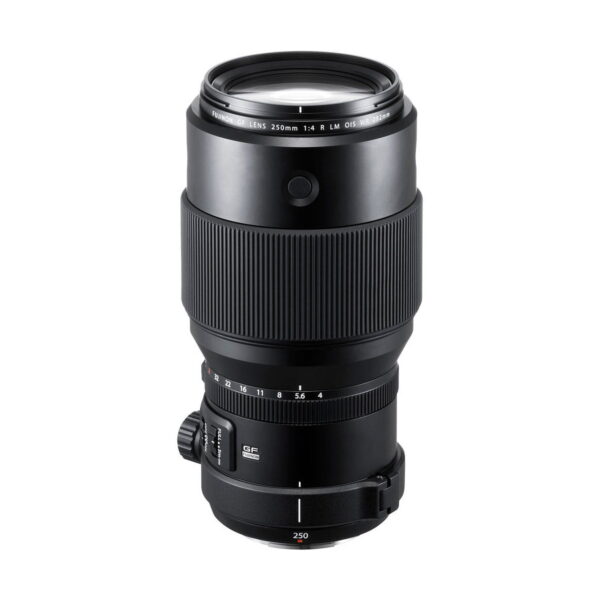 Fujifilm Fujinon GF 250mm f/4 R LM OIS WR -objektiivi, jossa on musta viimeistely, näkyvä etulasi, kuvioitu tarkennusrengas ja jalustan kaulus, näkyy valkoista taustaa vasten. Objektiivin merkinnät osoittavat, että kyseessä on 250mm f/4-teleobjektiivi.