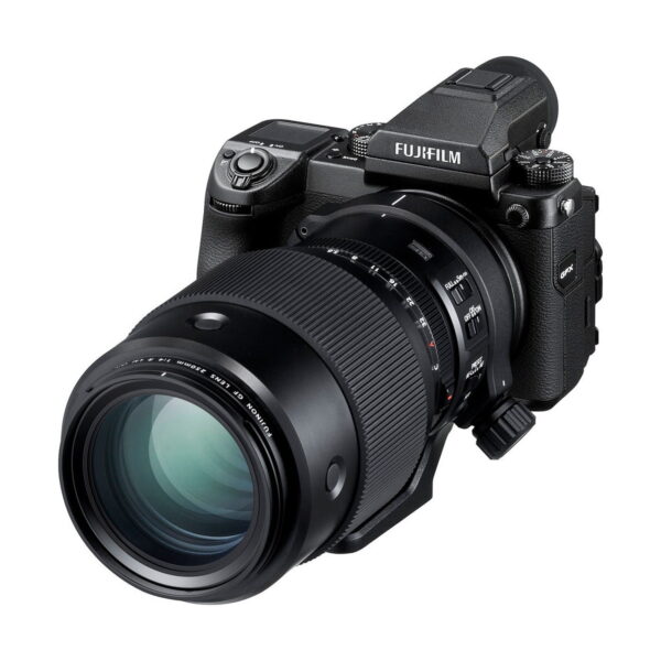 Fujifilm-digitaalikamera, jossa on Fujinon GF 250mm f/4 R LM OIS WR -objektiivi, on kuvattu kolmen neljäsosan kulmassa valkoista taustaa vasten.