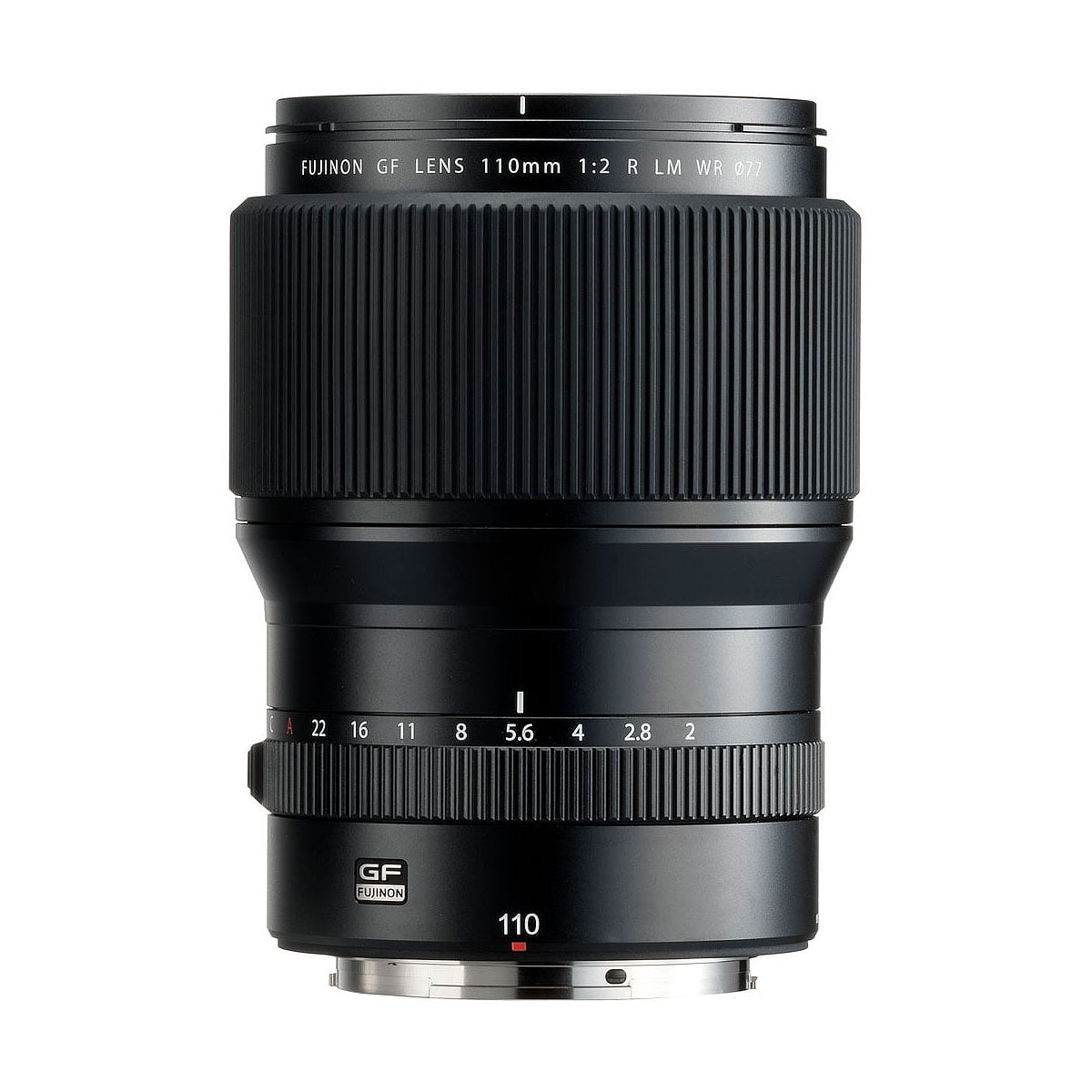 Fujifilm Fujinon GF 110mm f/2 R LM WR -objektiivi seisoo pystyssä valkoisella taustalla, ja siinä on aukon ja tarkennuksen merkinnät sekä uurrettu tarkennusrengas.