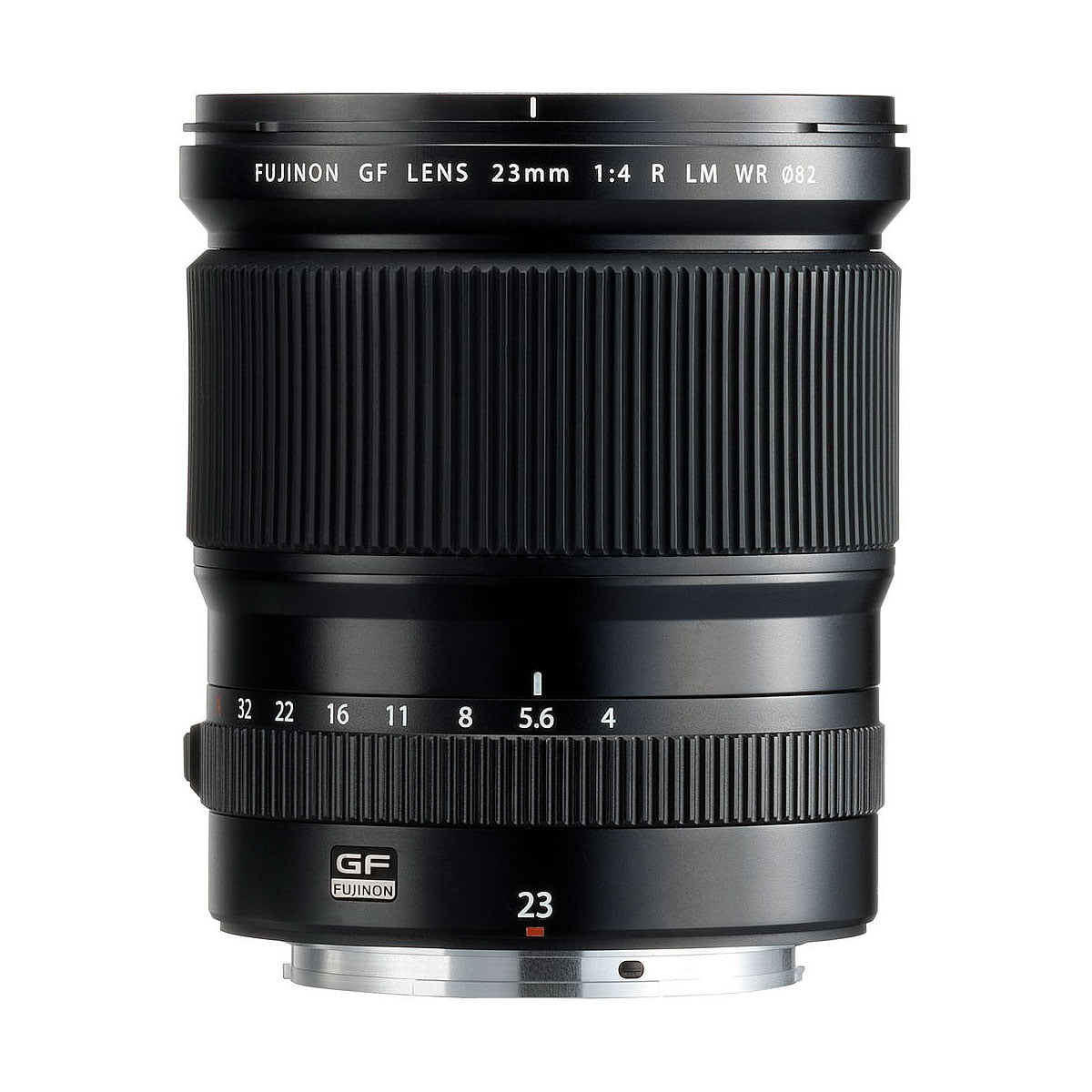 Fujifilm Fujinon GF 23mm f/4 R LM WR -objektiivi seisoo pystyasennossa valkoisella taustalla, ja siinä näkyy sen laaja tarkennusrengas, aukon merkinnät ja metallinen objektiivin kiinnitys.