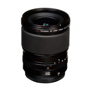 Fujifilm Fujinon GF 23mm f/4 R LM WR -objektiivi seisoo pystyasennossa valkoisella pohjalla, ja sen tarkennus ja aukkorenkaat näkyvät selkeillä tarroilla ja merkinnöillä.