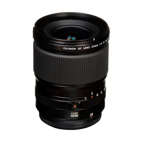 Fujifilm Fujinon GF 23mm f/4 R LM WR -objektiivi seisoo pystyasennossa valkoisella pohjalla, ja sen tarkennus ja aukkorenkaat näkyvät selkeillä tarroilla ja merkinnöillä.