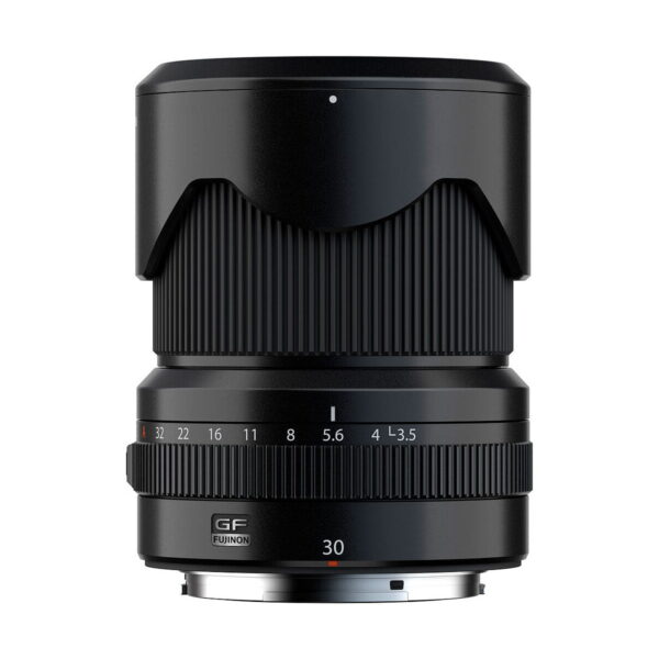 Musta Fujifilm Fujinon GF 30mm f/3.5 R WR -objektiivi seisoo pystyasennossa valkoisella taustalla, ja siinä on tarkennusrengas, aukkorengas ja vastavalosuoja valkoisilla ja punaisilla merkinnöillä.