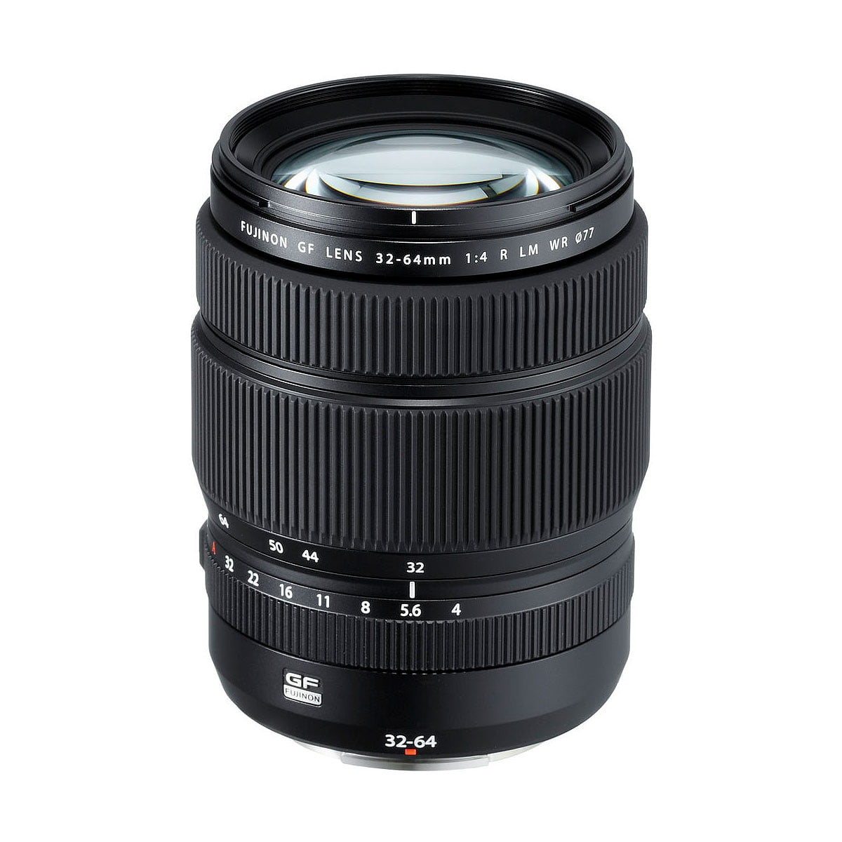 Musta Fujifilm Fujinon GF 32-64mm f/4 R LM WR -objektiivi seisoo pystyasennossa valkoisella taustalla, ja siinä on kuvioidut tarkennusrenkaat ja zoomausrenkaat, joissa on valkoiset ja punaiset merkinnät.