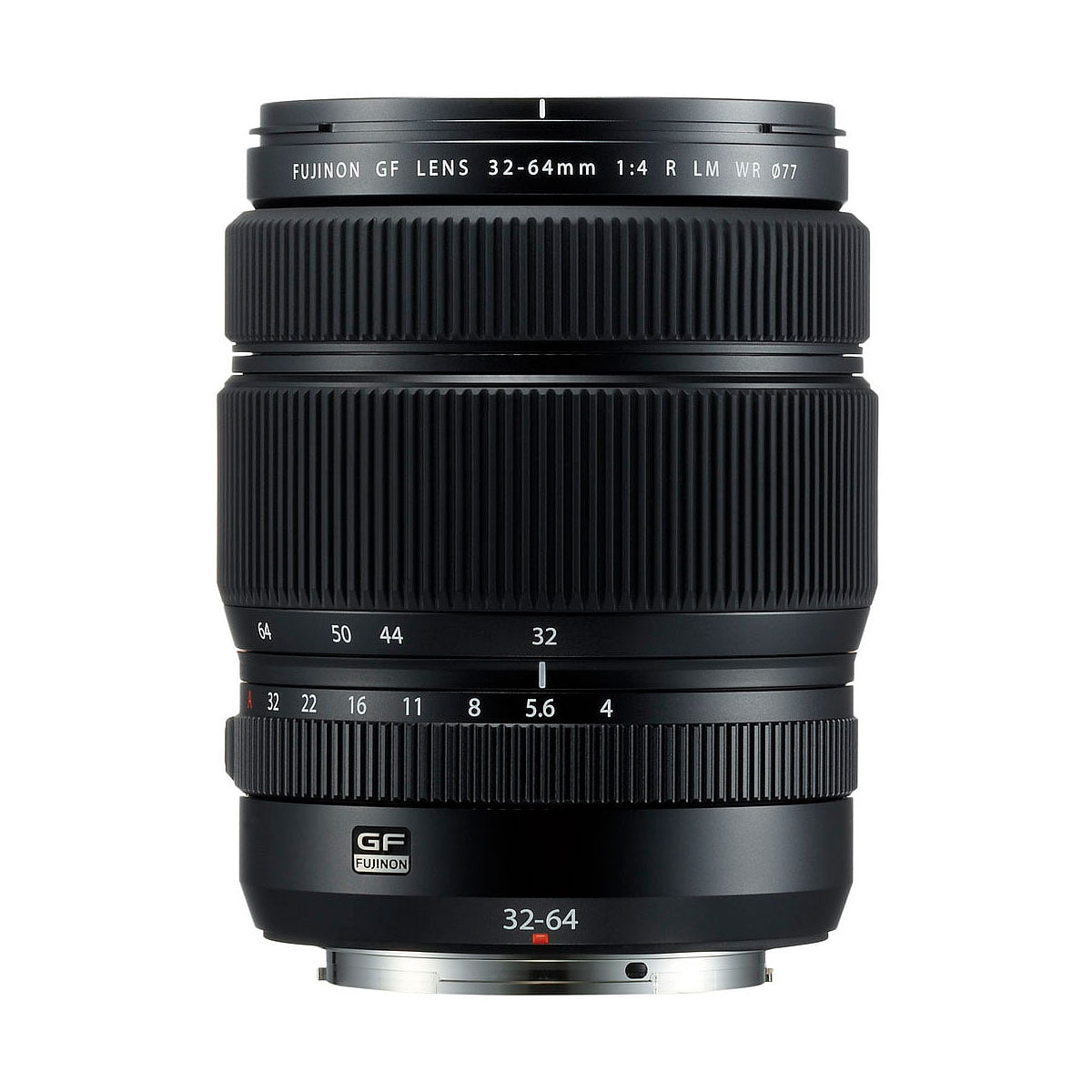 Musta Fujifilm Fujinon GF 32-64mm f/4 R LM WR -objektiivi seisoo pystyasennossa valkoisella taustalla, ja siinä on tarkennusrengas, zoomausrengas, aukon merkinnät ja tuoteseloste.