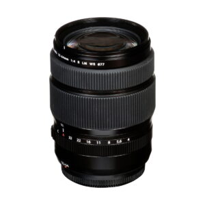 A Fujifilm Fujinon GF 32-64mm f/4 R LM WR -objektiivi, musta kameran zoom-objektiivi teksturoiduilla tarkennus- ja zoom-renkailla, aukkomerkinnöillä ja 77 mm suodatinkierteellä, asetettuna pystysuoraan valkoista taustaa vasten.