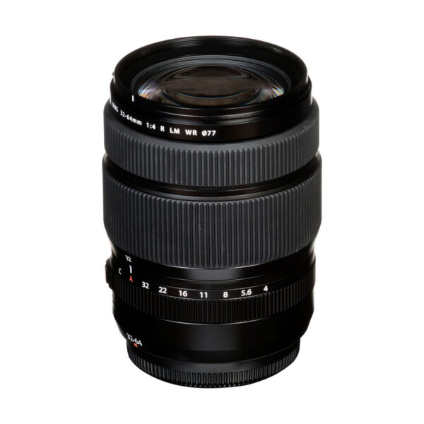 A Fujifilm Fujinon GF 32-64mm f/4 R LM WR -objektiivi, musta kameran zoom-objektiivi teksturoiduilla tarkennus- ja zoom-renkailla, aukkomerkinnöillä ja 77 mm suodatinkierteellä, asetettuna pystysuoraan valkoista taustaa vasten.