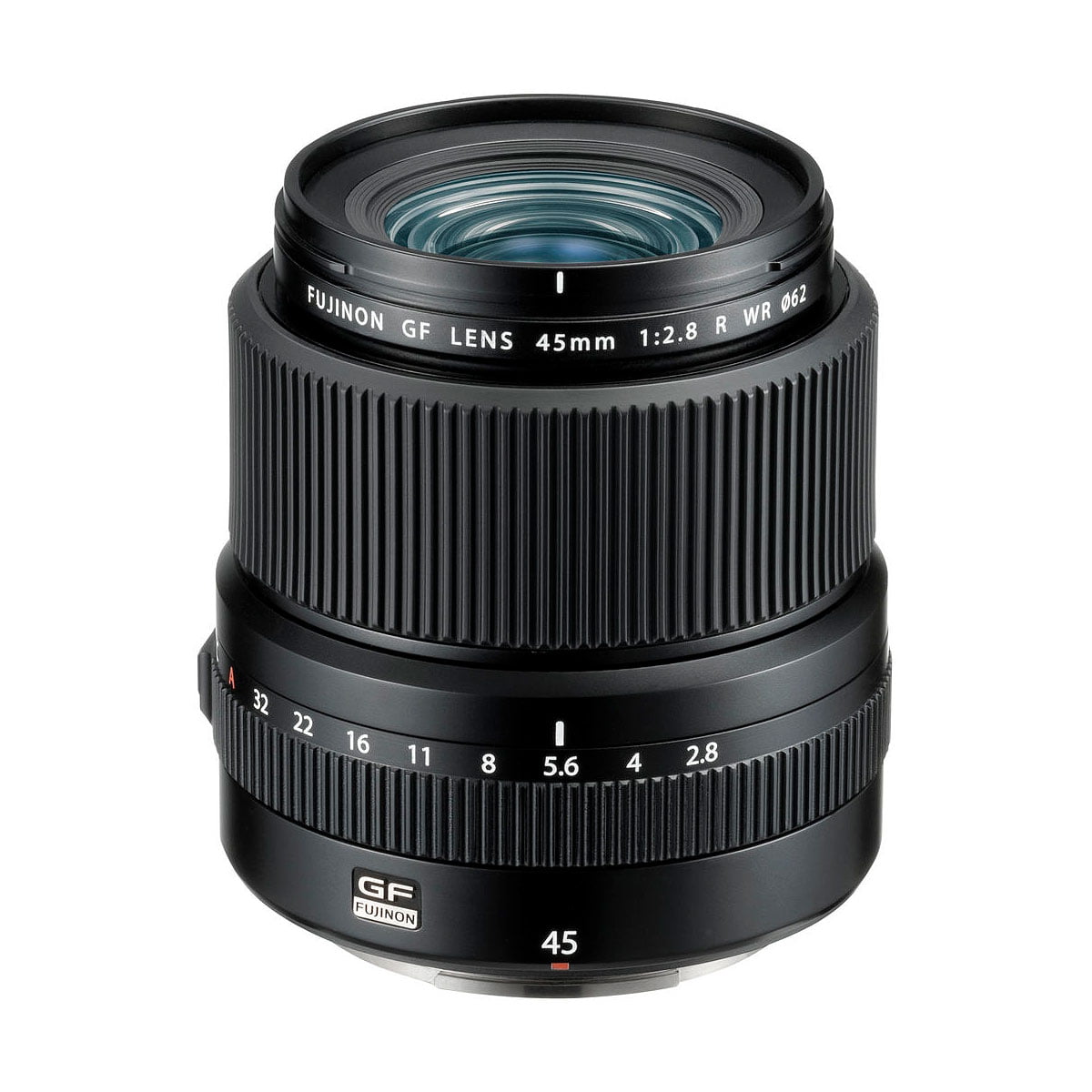A Fujifilm Fujinon GF 45mm f/2.8 R WR -objektiivi, musta, selkeine tarkennus- ja aukon säätörenkaineen sekä näkyvine linssielementteineen, seisoo pystyssä valkoista taustaa vasten.