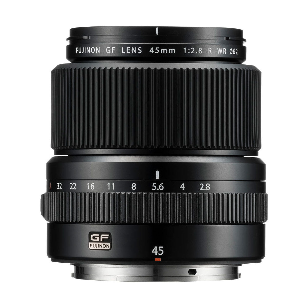 Fujifilm Fujinon GF 45mm f/2.8 R WR -objektiivin lähikuvassa näkyvät sen tarkennusrenkaat, aukkorenkaat, objektiivin merkinnät ja tuotemerkki valkoista taustaa vasten.