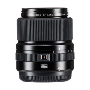 Fujifilm Fujinon GF 45mm f/2.8 R WR -objektiivi seisoo pystyasennossa valkoisella taustalla, ja siinä on yksityiskohtaiset tarkennus- ja aukkomerkinnät sekä kuvioidut tarkennus- ja ohjausrenkaat.