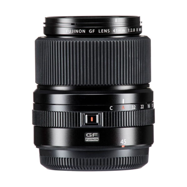 Fujifilm Fujinon GF 45mm f/2.8 R WR -objektiivi seisoo pystyasennossa valkoisella taustalla, ja siinä on yksityiskohtaiset tarkennus- ja aukkomerkinnät sekä kuvioidut tarkennus- ja ohjausrenkaat.