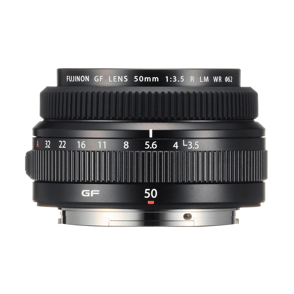 Fujifilm Fujinon GF 50mm f/3.5 R LM WR -objektiivi seisoo pystyasennossa valkoisella taustalla, ja sen aukko- ja tarkennusrenkaat korostuvat valkoisilla ja punaisilla merkinnöillä.
