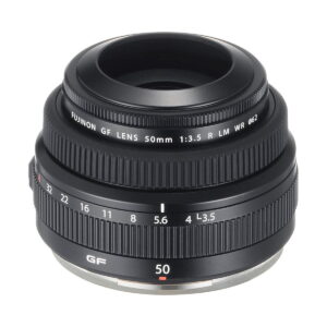Fujifilm Fujinon GF 50mm f/3.5 R LM WR -objektiivi, jossa on musta runko, näkyvät tarkennus- ja aukkorenkaat sekä valkoiset merkinnät, näkyy valkoista taustaa vasten.