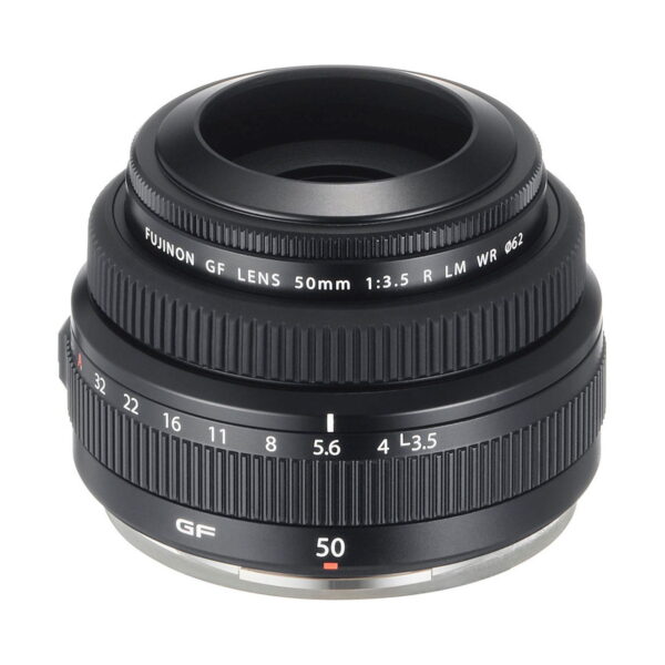 Fujifilm Fujinon GF 50mm f/3.5 R LM WR -objektiivi, jossa on musta runko, näkyvät tarkennus- ja aukkorenkaat sekä valkoiset merkinnät, näkyy valkoista taustaa vasten.