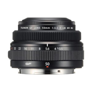 Fujifilm Fujinon GF 50mm f/3.5 R LM WR -objektiivi näytetään edestä, ja siinä näkyy tarkennus- ja aukkorenkaat, yksityiskohtaiset objektiivin merkinnät ja hopeinen objektiivikiinnitys alareunassa.