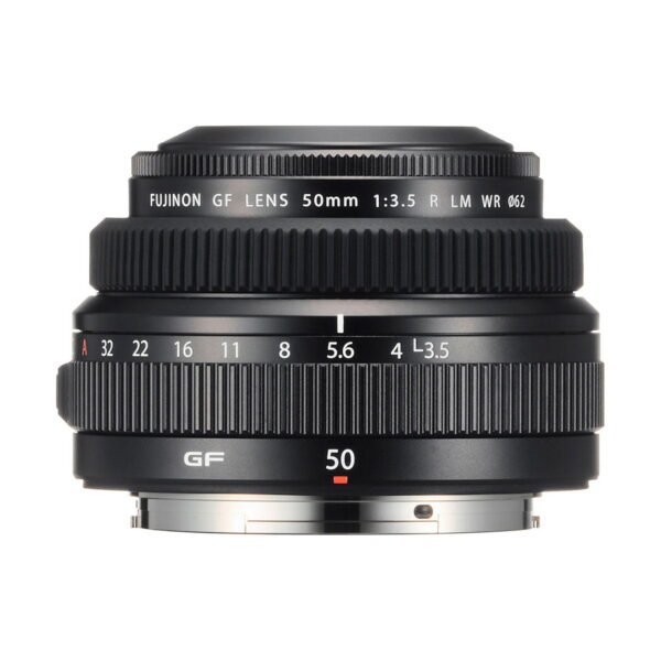 Fujifilm Fujinon GF 50mm f/3.5 R LM WR -objektiivi näytetään edestä, ja siinä näkyy tarkennus- ja aukkorenkaat, yksityiskohtaiset objektiivin merkinnät ja hopeinen objektiivikiinnitys alareunassa.