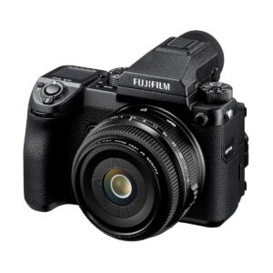 Fujifilm Fujinon GF 50mm f/3.5 R LM WR -objektiivi, jossa on tyylikäs musta viimeistely, jossa on erilaisia valitsimia, painikkeita ja kuvioitu kahva, kuvattuna edestä vasemmalta.