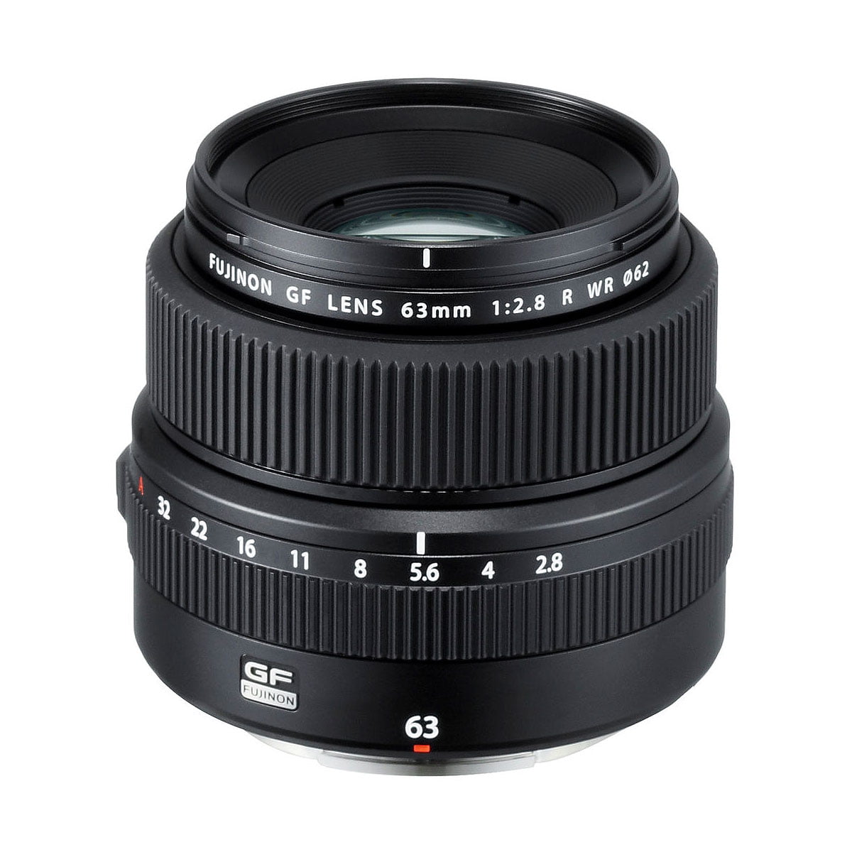 Fujifilm Fujinon GF 63mm f/2.8 R WR -objektiivi seisoo pystyssä, ja siinä on musta viimeistely, jossa on kuvioidut tarkennus- ja aukkorenkaat sekä valkoiset merkinnät polttoväliä, aukkoarvoja ja tuotemerkkiä varten.