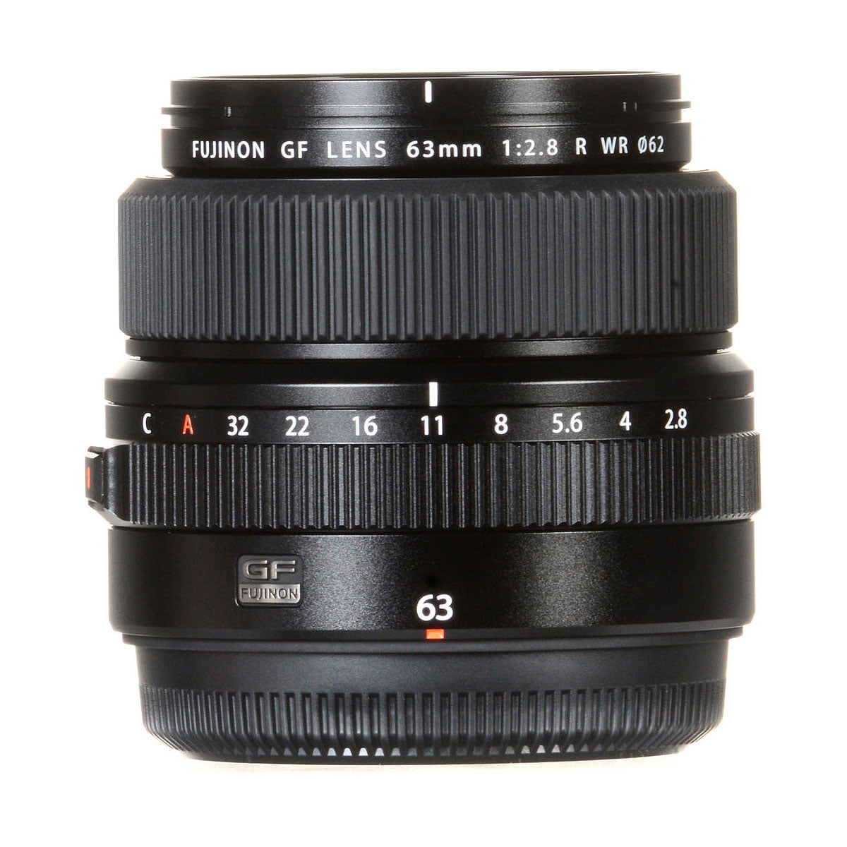 Fujifilm Fujinon GF 63mm /2.8 R WR -objektiivi seisoo pystyssä ja näyttää tarkennusrenkaat, aukkorenkaat, merkinnät ja Fujifilmin tuotemerkin.