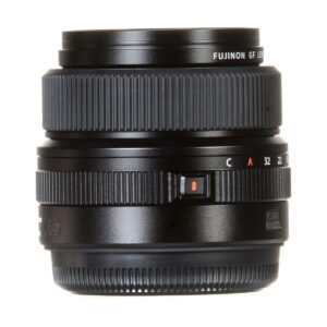 Musta Fujifilm Fujinon GF 63mm f/2.8 R WR -objektiivi, jossa on kuvioidut tarkennusrenkaat ja aukkorenkaat, aukkomerkinnät ja punainen merkkipiste sivussa valkoista taustaa vasten.