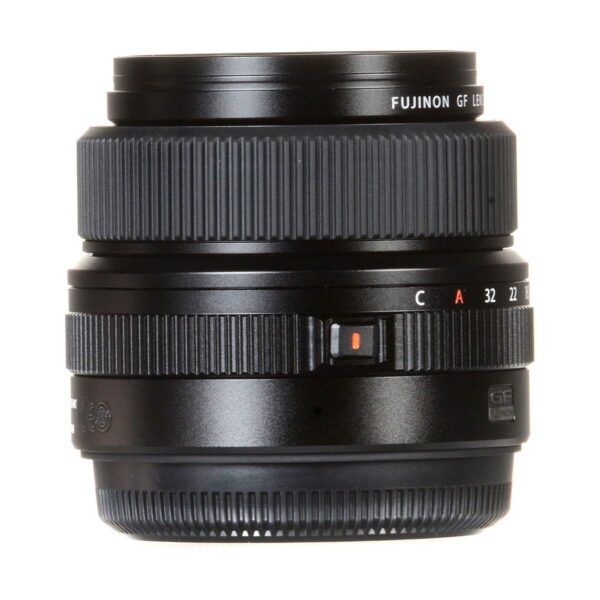 Musta Fujifilm Fujinon GF 63mm f/2.8 R WR -objektiivi, jossa on kuvioidut tarkennusrenkaat ja aukkorenkaat, aukkomerkinnät ja punainen merkkipiste sivussa valkoista taustaa vasten.