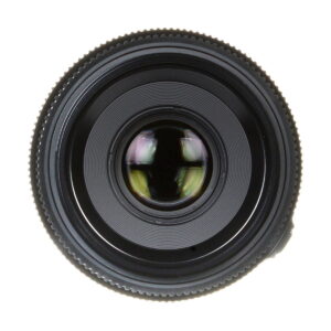 Lähikuva Fujifilm Fujinon GF 63mm f/2.8 R WR -objektiivista, jossa korostuvat sen pyöreät lasielementit ja yksityiskohtaiset harjatut reunat valkoista taustaa vasten.