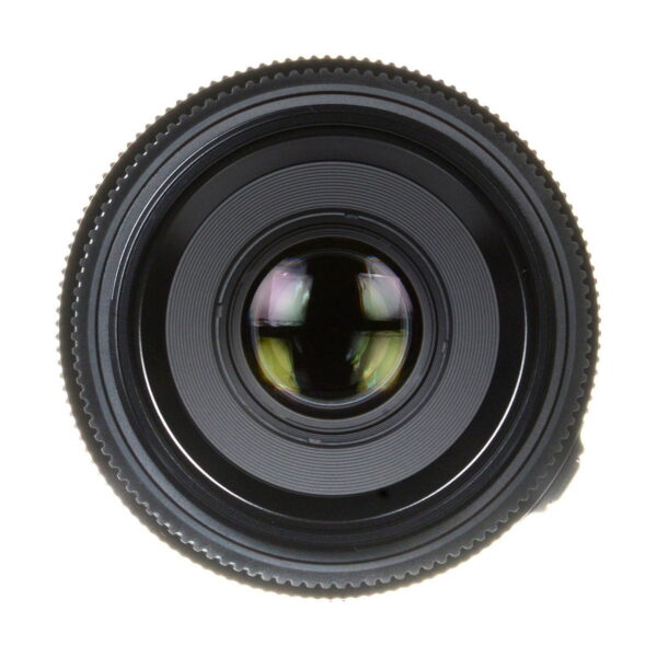 Lähikuva Fujifilm Fujinon GF 63mm f/2.8 R WR -objektiivista, jossa korostuvat sen pyöreät lasielementit ja yksityiskohtaiset harjatut reunat valkoista taustaa vasten.