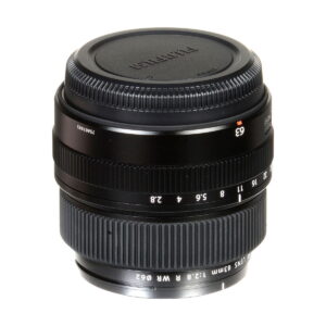 Musta Fujifilm Fujinon GF 63mm f/2.8 R WR -objektiivi, jossa on objektiivin suojus, aukko- ja tarkennusrenkaat sekä valkoiset merkinnät, jotka osoittavat polttovälin ja aukon asetukset.