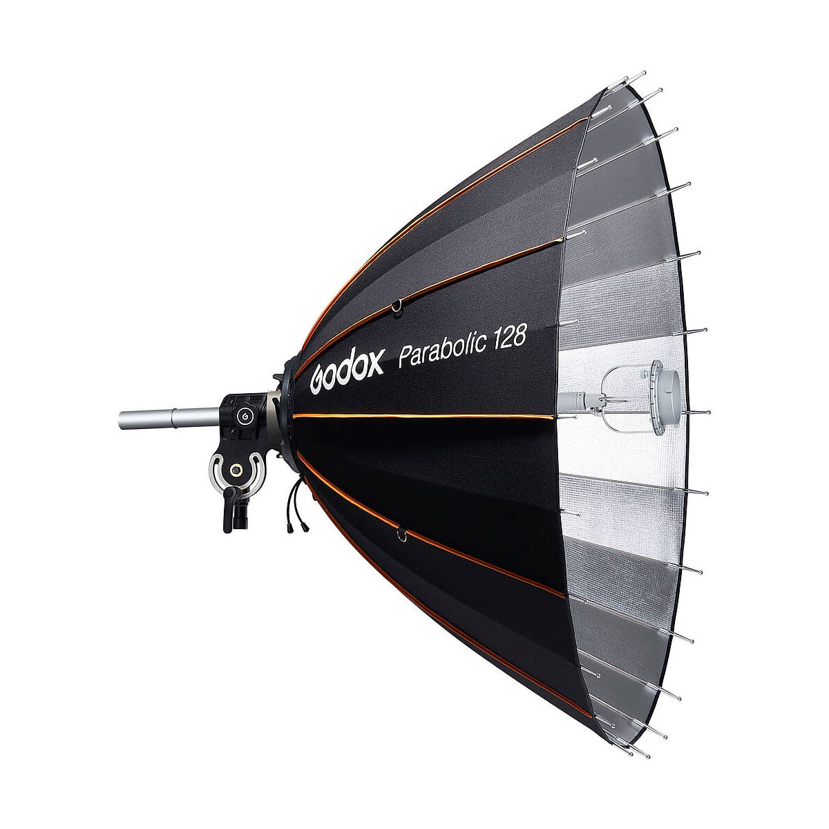 Godox Parabolic 128 -heijastinsarja, jossa on musta softbox oransseilla korostuksilla ja heijastava hopeinen sisäosa, on esitetty sateenvarjon muotoisena, jossa on puikot ja joka on asennettu hopeiseen valotelineen sovittimeen.