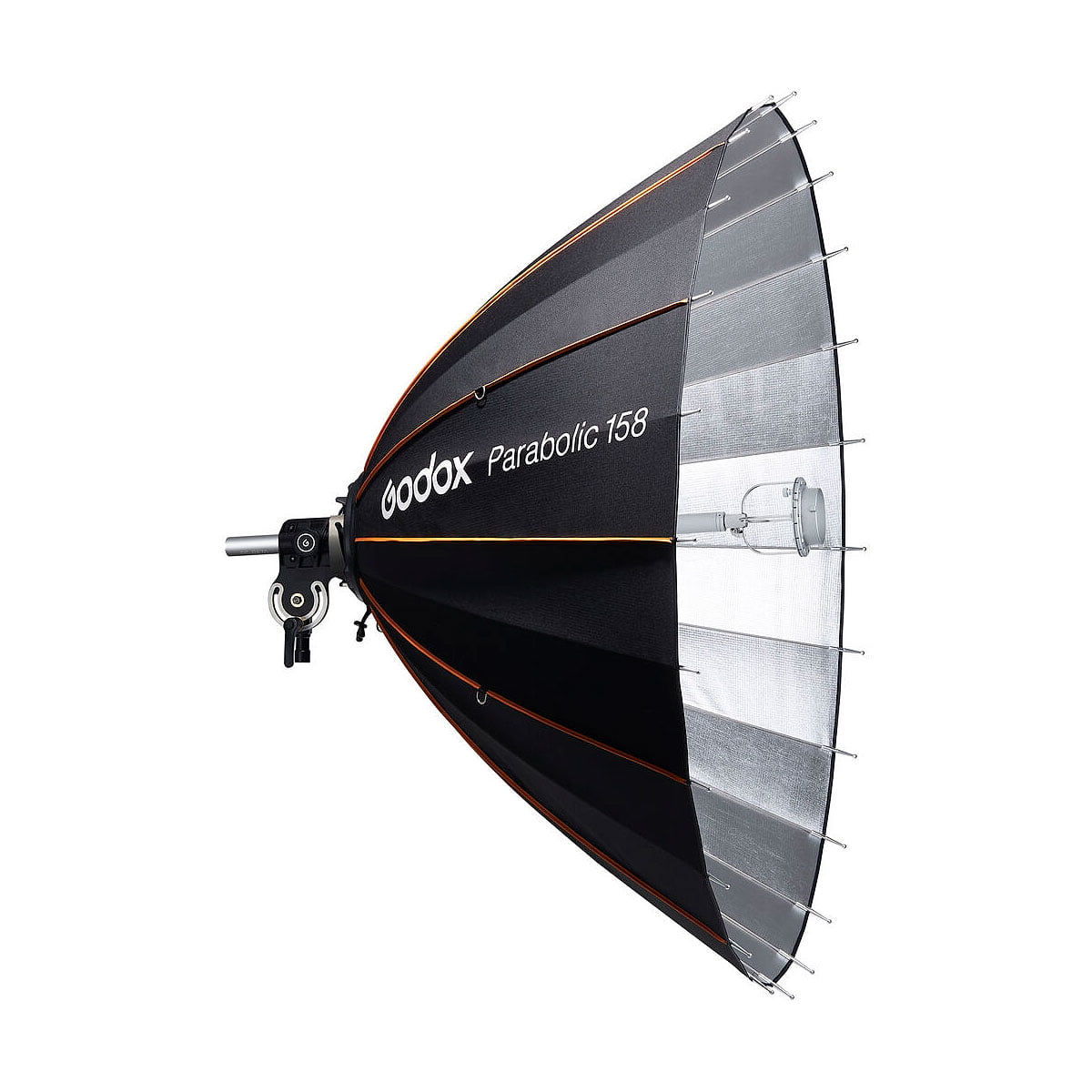 Godox Parabolic 158 Reflector Kit, suuri musta valonmuokkain, jossa on hopeinen sisus, on asennettu studiovalokannattimeen ja näytetään valkoista taustaa vasten.