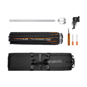 Godox Parabolic 158 -heijastinsarja sisältää taitetun parabolisen softboxin, metallitangon, "Parabolic"-kantolaukun, kiinnitystelineen, sovittimen, oranssin kahvan ja kolme ruuvimeisseliä siististi järjestettynä valkoiselle taustalle.
