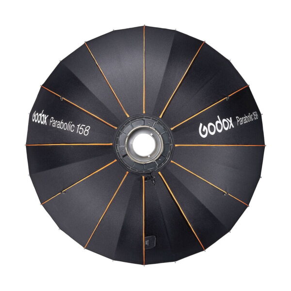 Mustassa Godox Parabolic 158 -heijastinsarjassa on ylhäältä katsottuna oranssit kannattimet, keskellä pyöreä metallinen kiinnike ja valkoisella painettu tuotemerkki ja malli kankaassa.