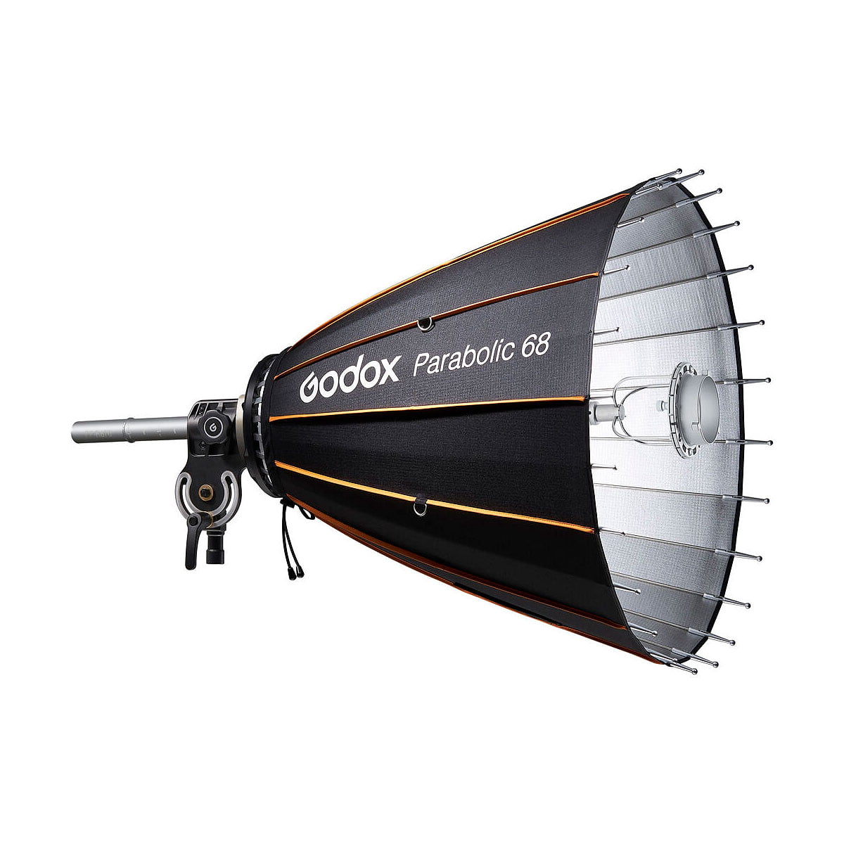 Godox Parabolic 68 -heijastinsarja, musta oransseilla korostuksilla, on asennettu kiinnikkeeseen, jonka sivusta ulottuu hopeinen tanko ja joka näkyy valkoista taustaa vasten.
