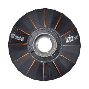 Etukuva mustasta Godox Parabolic 68 Reflector Kit -heijastinsarjasta, jossa on oranssit tangot ja keskeinen pyöreä aukko studiovaloon kiinnittämistä varten.