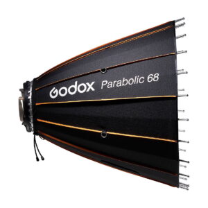 Sivunäkymä mustasta Godox Parabolic 68 -heijastinsarjasta, jossa on oranssit korostukset ja hopeiset tangot valkoista taustaa vasten.