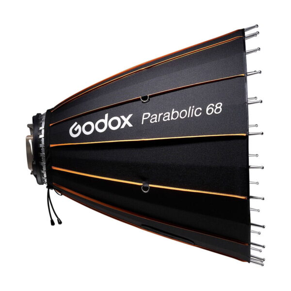Sivunäkymä mustasta Godox Parabolic 68 -heijastinsarjasta, jossa on oranssit korostukset ja hopeiset tangot valkoista taustaa vasten.