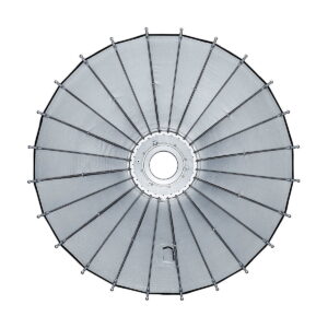 Ylhäältä katsottuna Godox Parabolic 68 Reflector Kitissä on suuri, pyöreä metallinen muotoilu, jossa on verkko keskellä, säteileviä tukitankoja ja pyöreä aukko keskellä, joka muistuttaa polkupyörän pyörää tai tuuletinta.