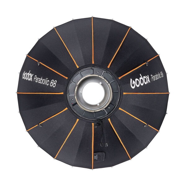 Musta Godox Parabolic 88 -heijastinsarja, jossa on oransseja korostuksia, näkyy ylhäältä katsottuna, jolloin sen pyöreä muotoilu ja keskimmäinen kiinnitysreikä korostuvat. Godox Parabolic 88 -logo näkyy kankaassa.