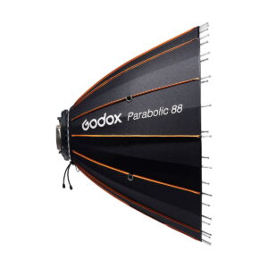 Sivukuva Godox Parabolic 88 -heijastinsarjasta, jossa on mustat kangaspaneelit oransseilla korostuksilla ja hopeisilla tangoilla, jotka on suunniteltu valokuvausvalaistukseen. Mallin nimi on painettu kylkeen.