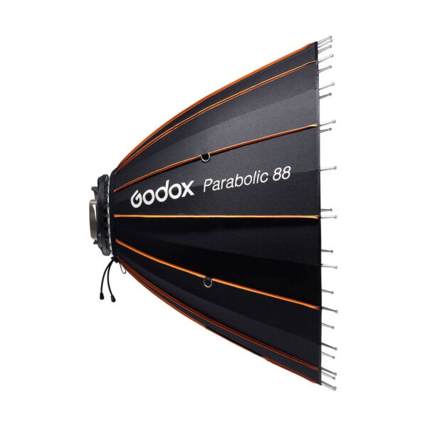 Sivukuva Godox Parabolic 88 -heijastinsarjasta, jossa on mustat kangaspaneelit oransseilla korostuksilla ja hopeisilla tangoilla, jotka on suunniteltu valokuvausvalaistukseen. Mallin nimi on painettu kylkeen.